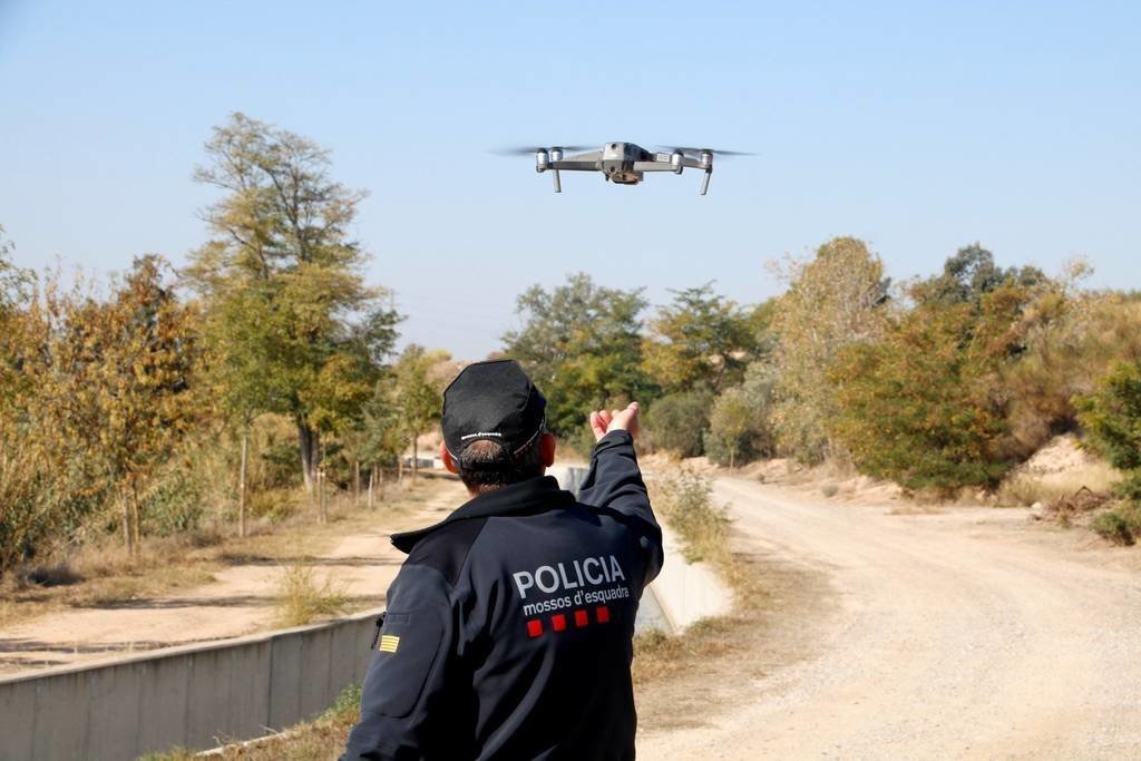 Un mosso amb un dron. Foto: ACN