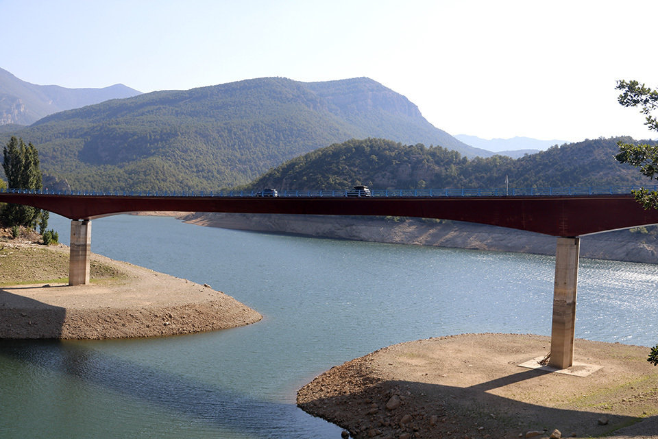 Un pont que creua l'embassament d'Oliana, a poc més del 41% del seu volum de capacitat - Foto: Oriol Bosch (ACN)