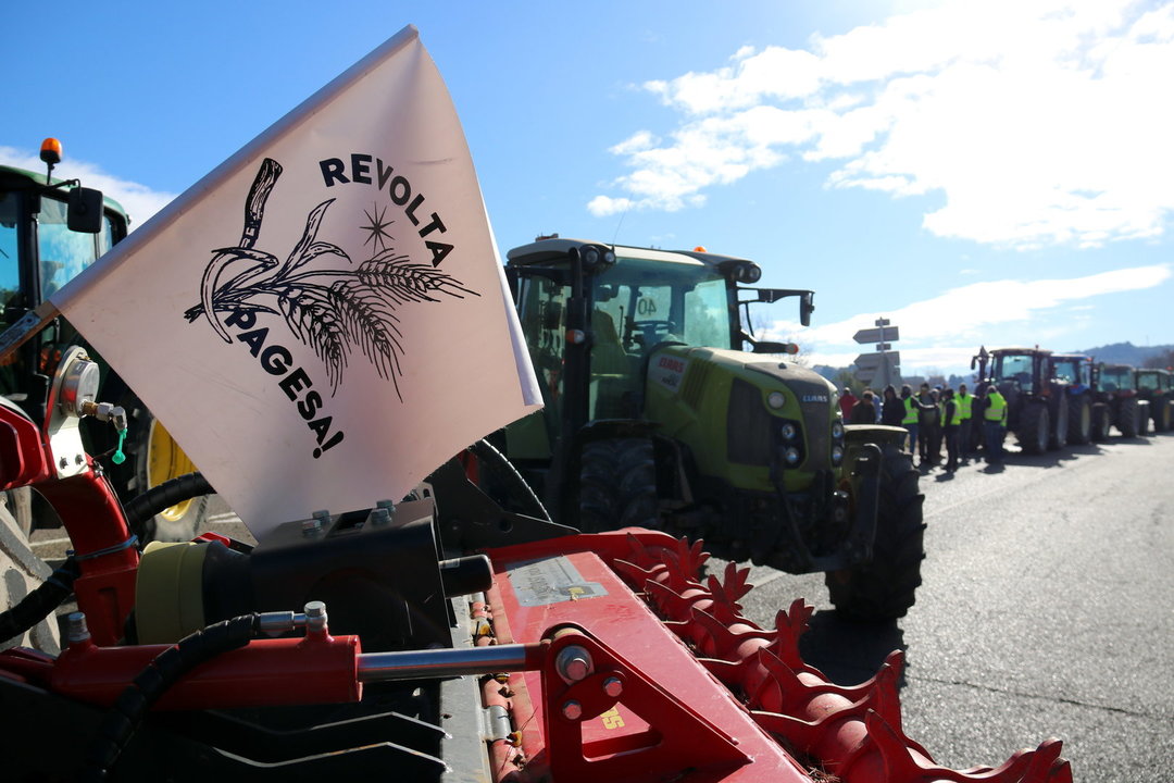 Una pancarta on es llegeix 'revolta pagesa' al tall de la C-14 a Ciutadilla, a l'Urgell - Foto: Anna Berga