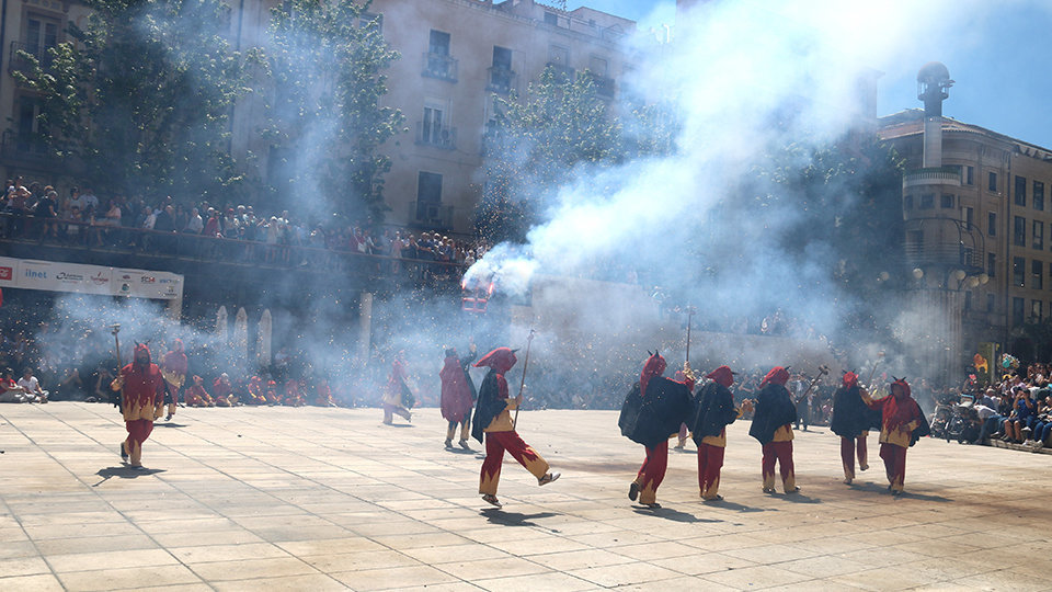 Els diables de Lleida actuen a la plaça Sant Joan sota la mirada de centenars de persones

Data de publicació: dissabte 11 de maig del 2024, 14:38

Localització: Lleida

Autor: Alba Mor