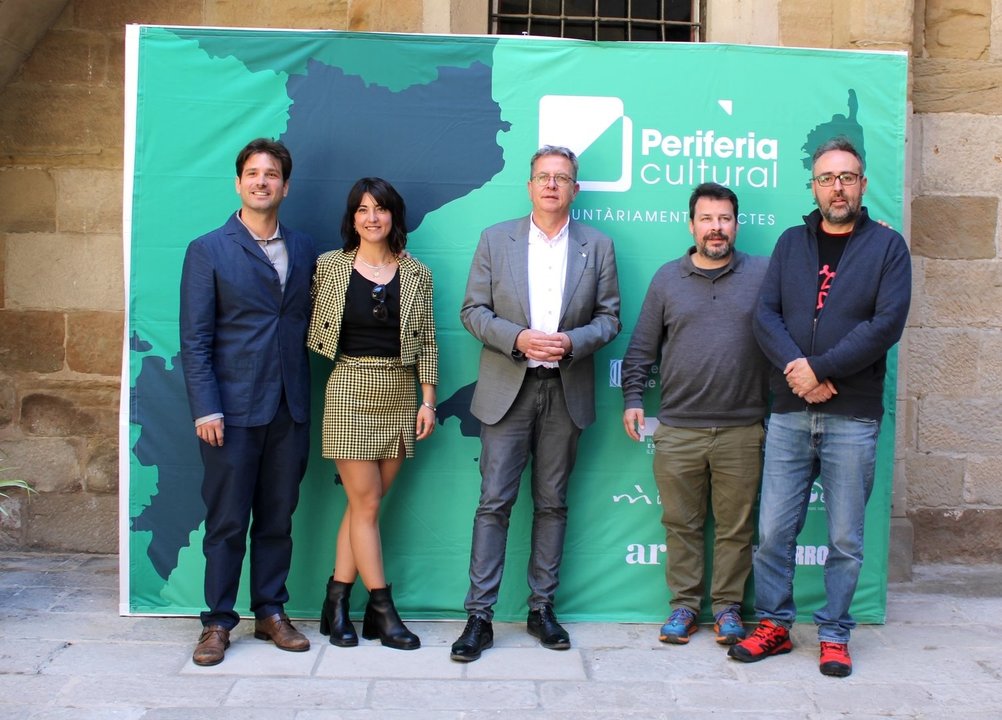 Els organitzadors de Perifèria Cultural amb el president de la Diputació. Foto: Cedida per la Diputació de Lleida
