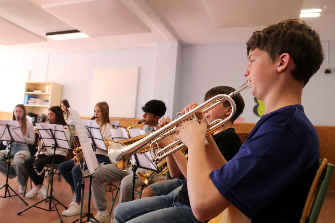 Un alumne tocant la trompeta a les Borges Blanques. Foto: ACN