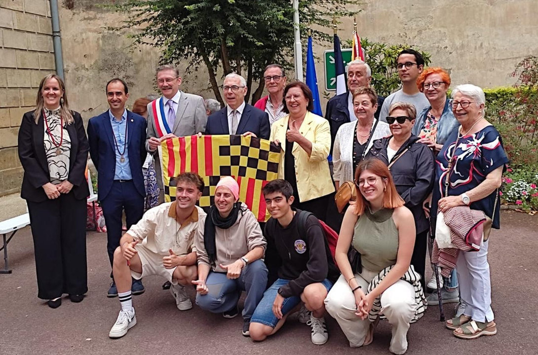 Foto de la delegació targarina amb l'alcalde de Blaye. Foto: Ajuntament de Tàrrega