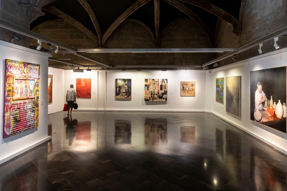 Exposició de les pintures guardonades al Premi Internacional de Belles Arts Sant Jordi. Foto: Premsa IEI