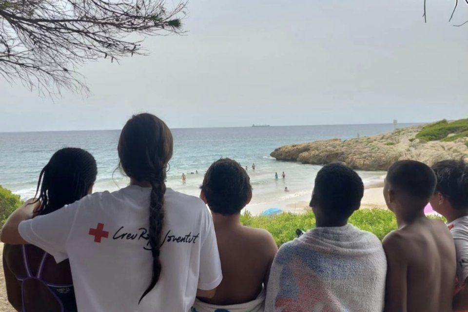 Excursió a la platja en un taller de la Creu Roja. Foto Creu Roja