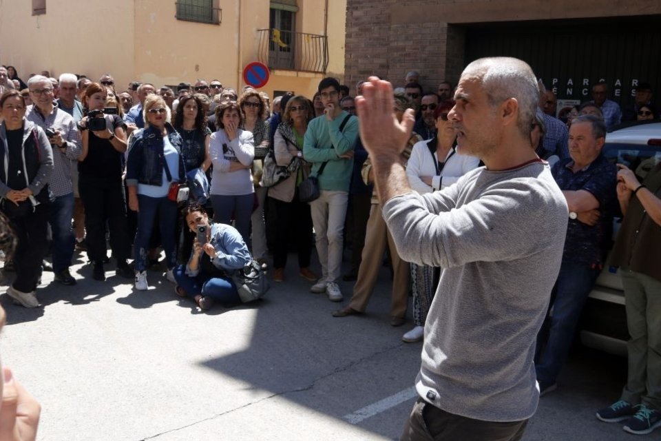 Manifestació dels veïns de Les Borges Blanques davant de l'oficina de 'la Caixa'. Foto: ACN