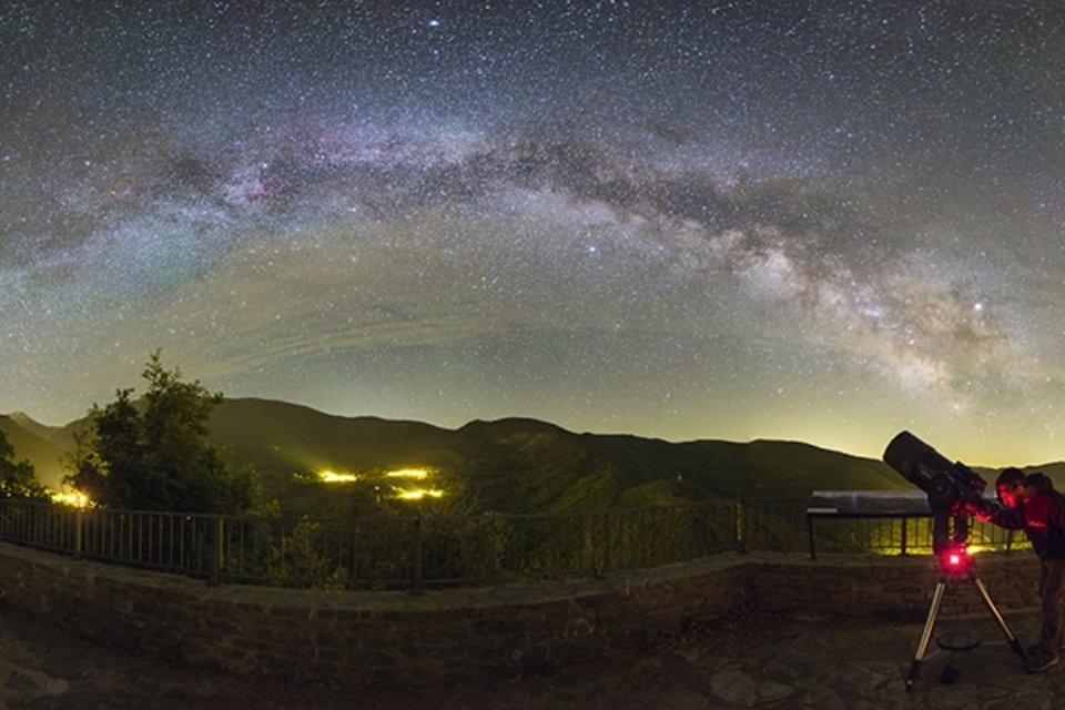 Imatge d'una persona observant el cel estrellat. Foto: Kike Hierro