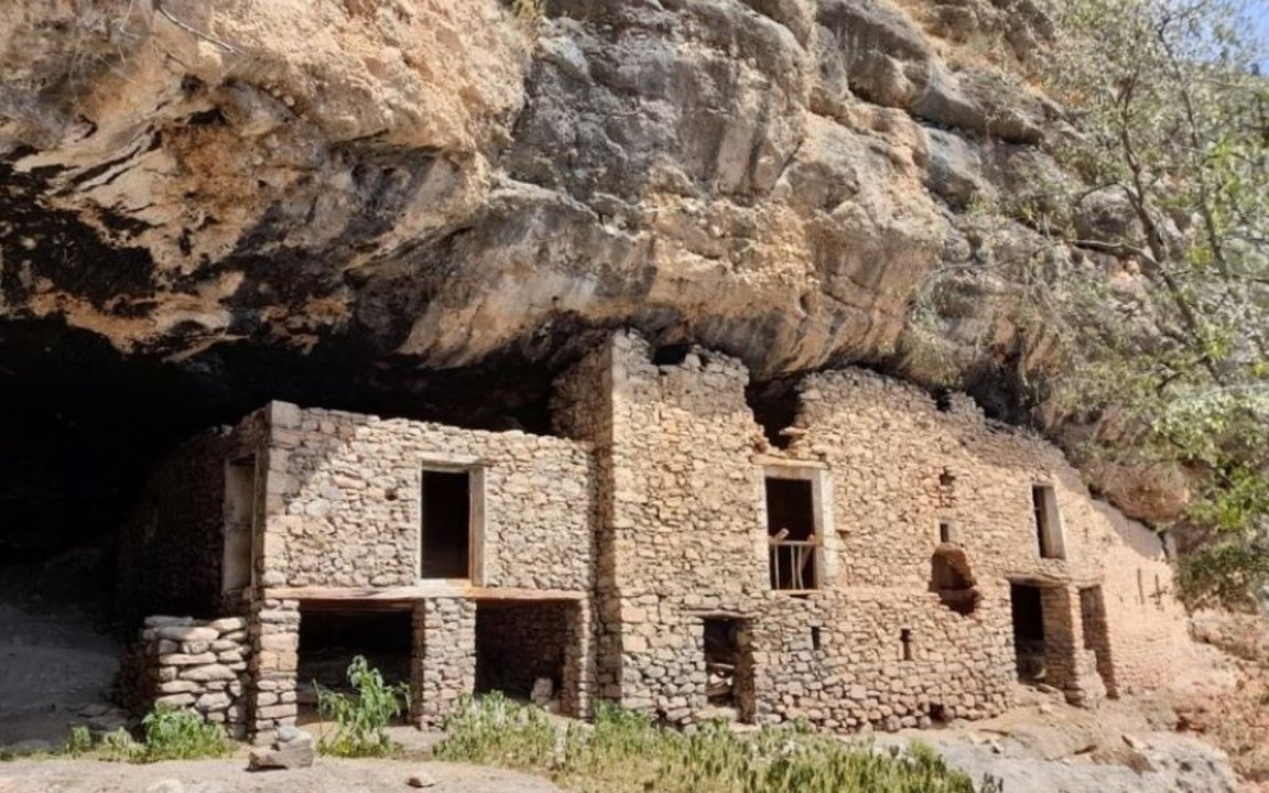 Construcció en un penya-segat a l'Espluga de Cuberes. Foto:  Cedida per l'Associació Rehabimed