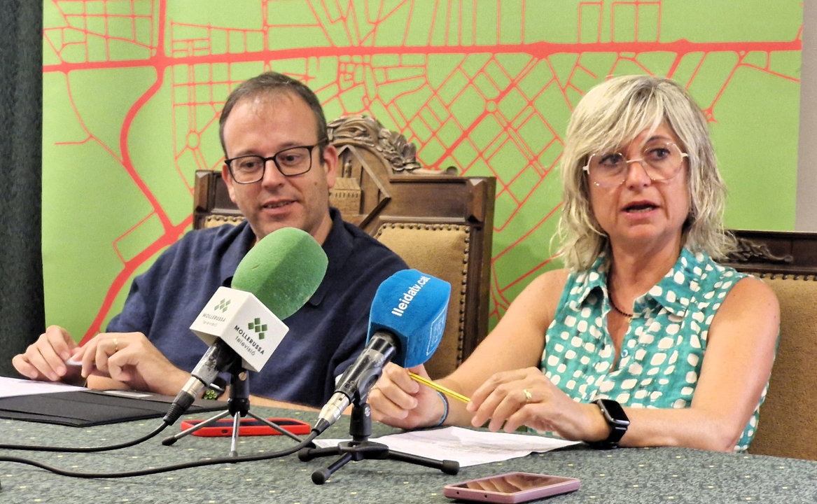 L'alcalde de Mollerussa, Marc Solsona i la regidora d'Acció Social i Comunitària i Habitatge, Anna Carné, durant la roda de premsa. Foto:  Cedida per l'Ajuntament de Mollerussa