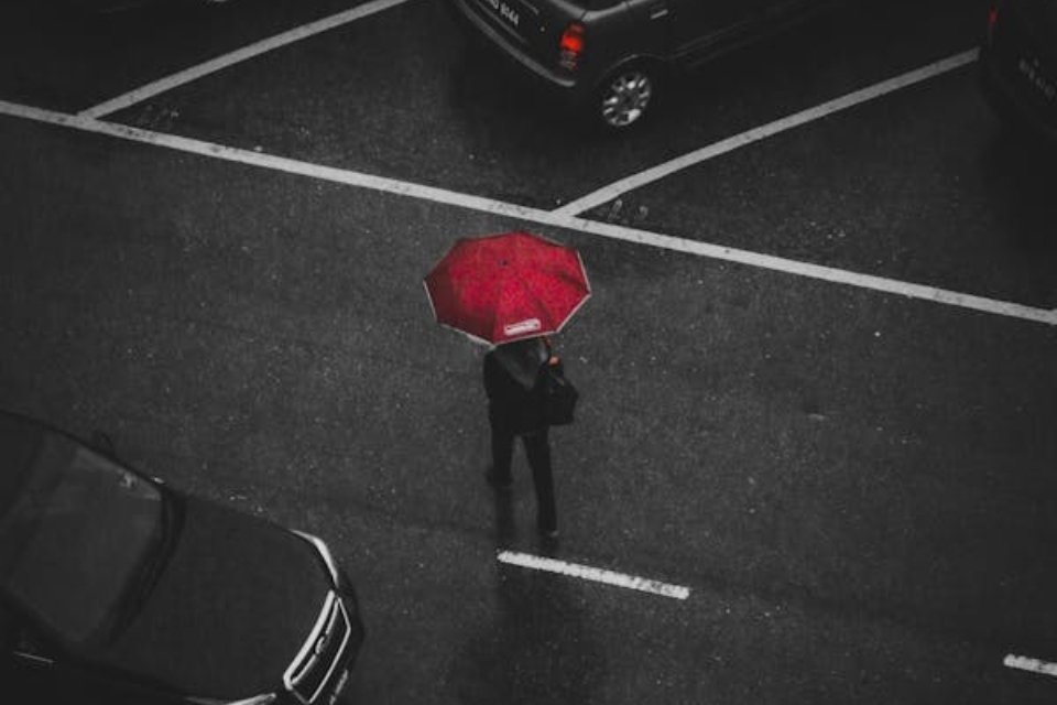 Persona caminant sota la pluja. Foto: Pexels