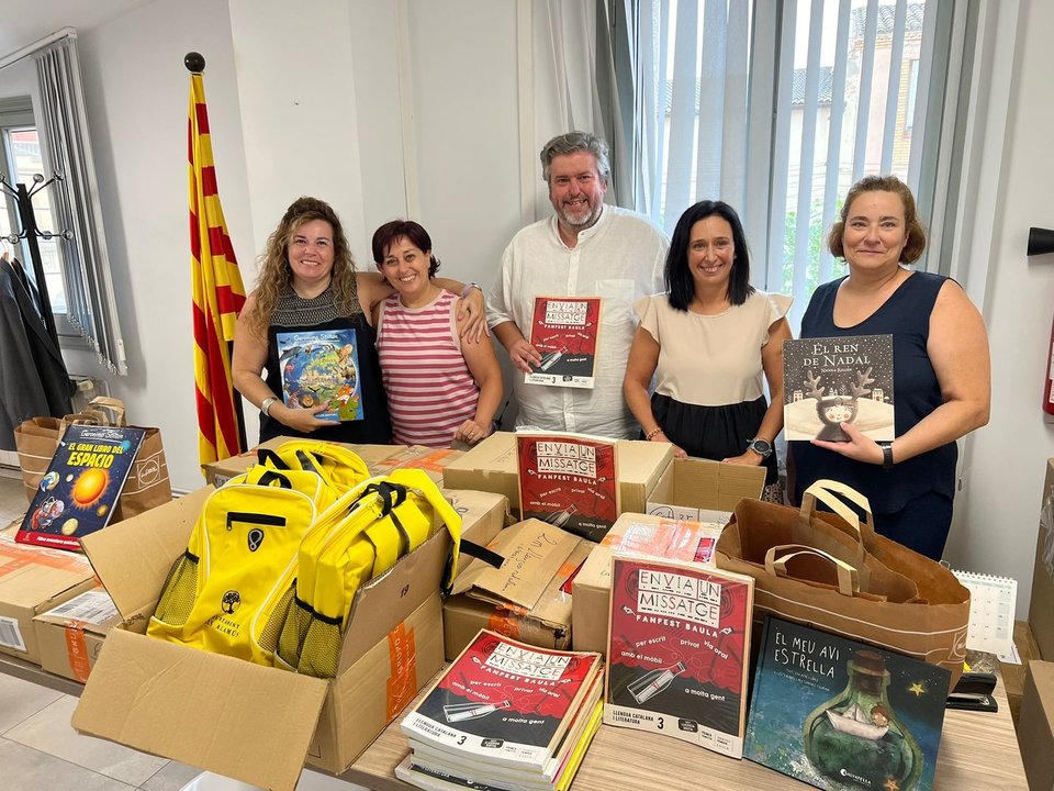 Imatge del repartiment del material escolar per part de l'Ajuntament dels Alamús. Foto: Cedida per l'Ajuntament dels Alamús