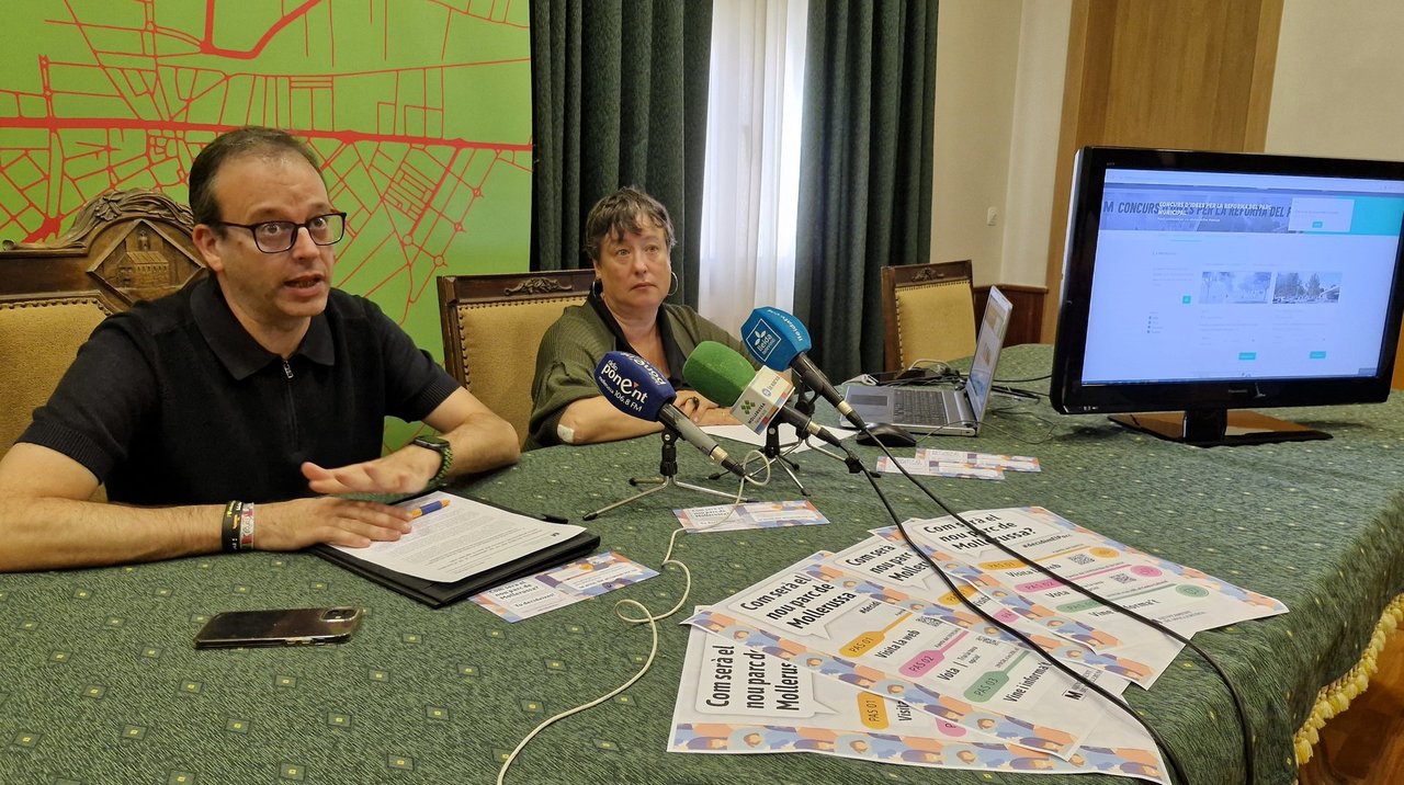 L'alcalde de Mollerussa, Marc Solsona, amb la regidora de Participació, Romy Balagué, en roda de premsa. Foto: Cedida per l'Ajuntament de Mollerussa