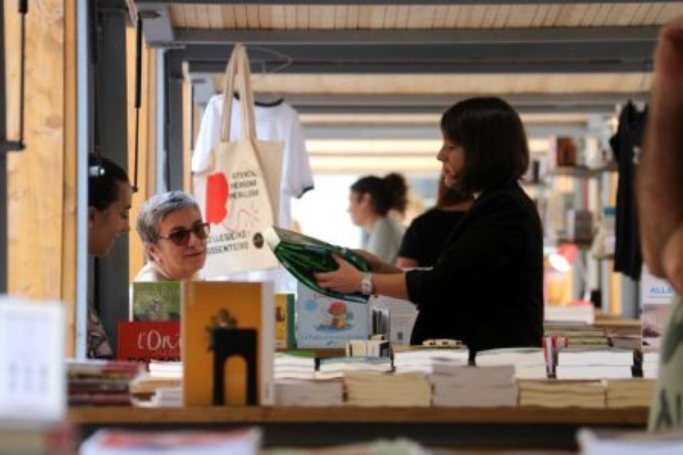 Una parada de llibres a la plaça de la Catedral de Lleida. Foto: ACN