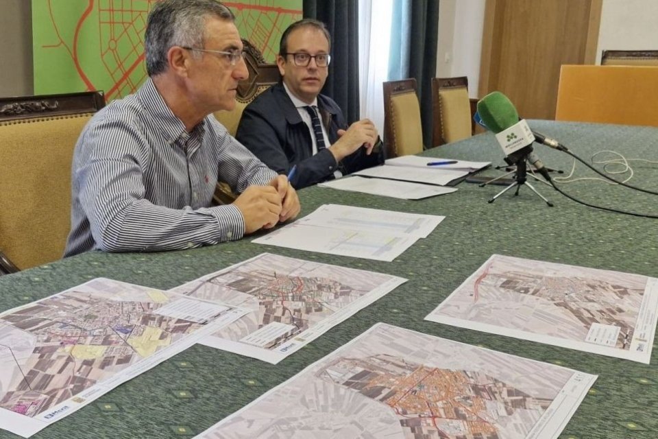 L'alcalde de Mollerussa, Marc Solsona i el regidor de Mobilitat, Pere Garrofé. Foto: ACN