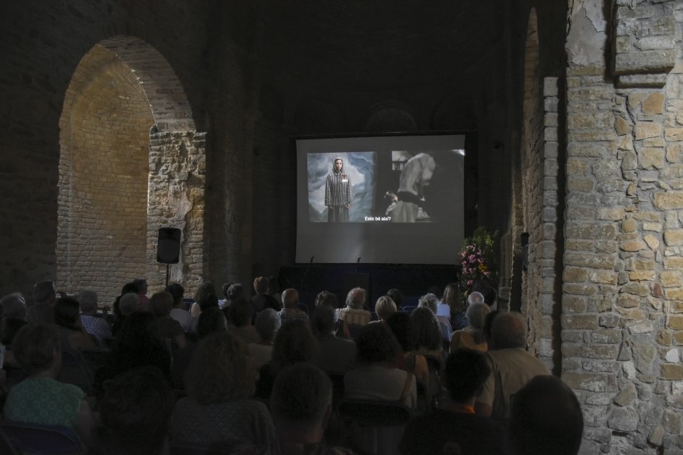 Imatge de la projecció d'Un cel de plom durant la primera edició del Festival Internacional de Cine d'Àger. Foto: Ajuntament d'Àger