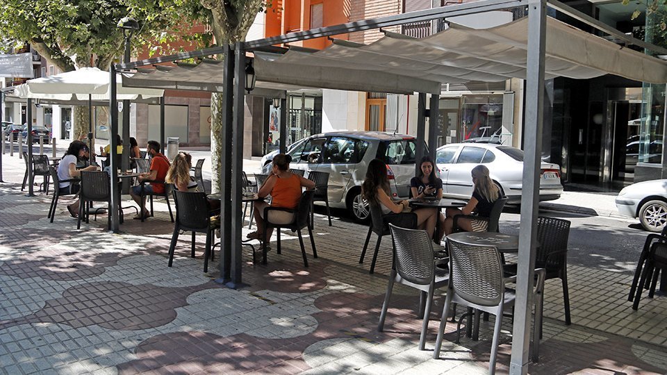 Una terrassa d'un bar al passeig de l'Estació de Balaguer