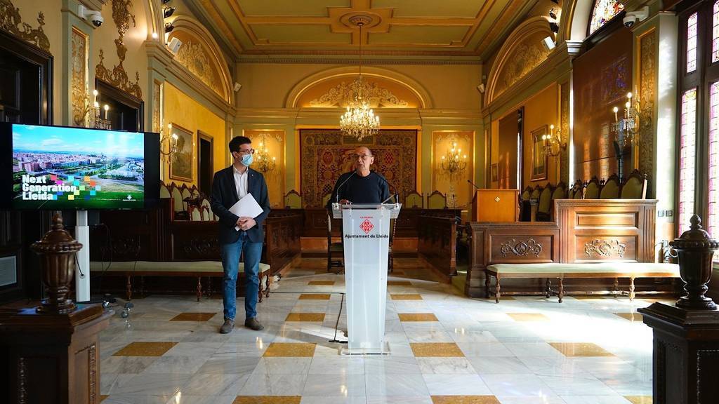 L'alcalde de Lleida, Miquel Pueyo, amb el primer tinent d'alcalde, Toni Postius, al saló de Sessions de la Paeria
Data de publicació: dimecres 23 de febrer del 2022, 17:56
Localització: Lleida
Autor: Cedida a l'ACN per Mario Gascón/Paeria de Lleida