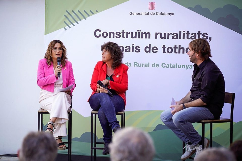 Laura Vilagrà, i Teresa Jordá amb el conductor de l'acte Quim Masferrer ©AccióClimàtica 1