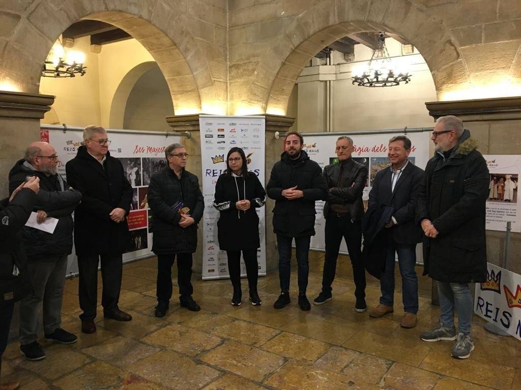 La inauguració de la mostra al pati de la Paeria encapçalada per la segona tinent d'alcalde i regidora de la Presidència, Jordina Freixenet; el regidor de Joventut, Festes i Tradicions, Ignasi Amor; i el regidor de Mobilitat i Serveis Urbans, Joan Ramon Castro; juntament amb el president de l'Associació Reis Mags, Òscar Caberol i el president de l'Agrupació Ilerdenca de Pessebristes, Jordi Curcó ©AjLleida
