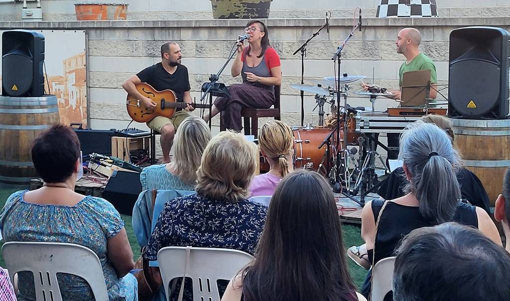 El grup Uënsdei en una actuació a la terrassa de la Biblioteca Comarcal Jaume Vila de Mollerussa - Foto: Ajuntament de Mollerussa