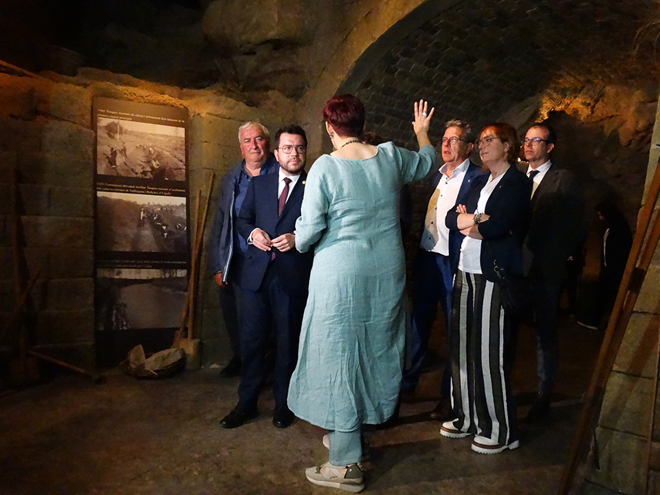 Teresa Jordà, Pere Aragonès i Amadeu Ros visitant l'Espai Cultural dels Canals d'Urgell, a la seu de la Comunitat de Regants del Canal d'Urgell - Foto: Marina Pallàs Barta