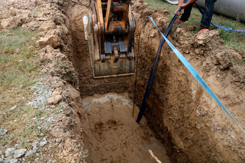 Una màquina excavadora fent un pou en una finca per trobar aigua per poder regar els arbres fruiters - Foto: Oriol Bosch