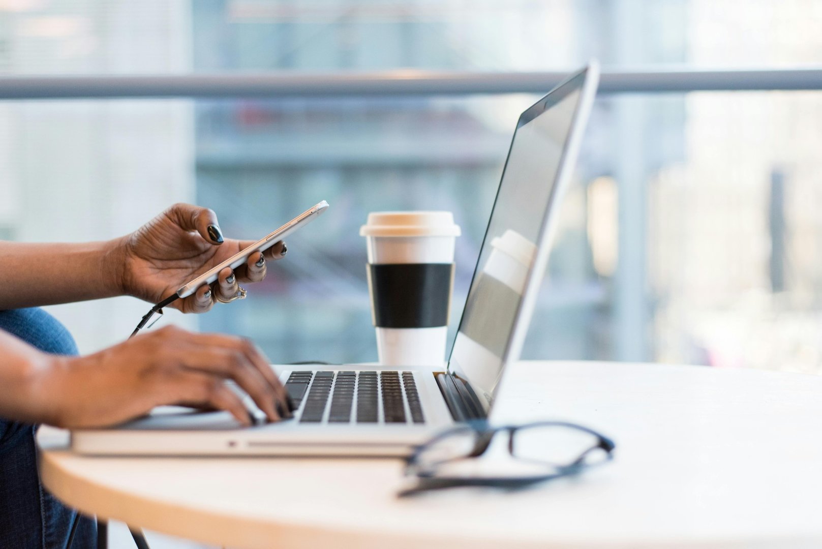 Imatge d'arxiu treball feina ocupació orientació laboral atur SOC - Foto: Christina Morillo (Pexels)