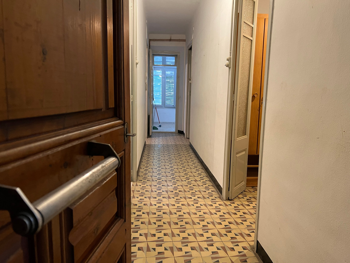 Entrada i passadís principal d'una casa que els seus propietaris han posat a la borsa d'habitatge per llogar al Pla d'Urgell - Foto: Oriol Bosch
