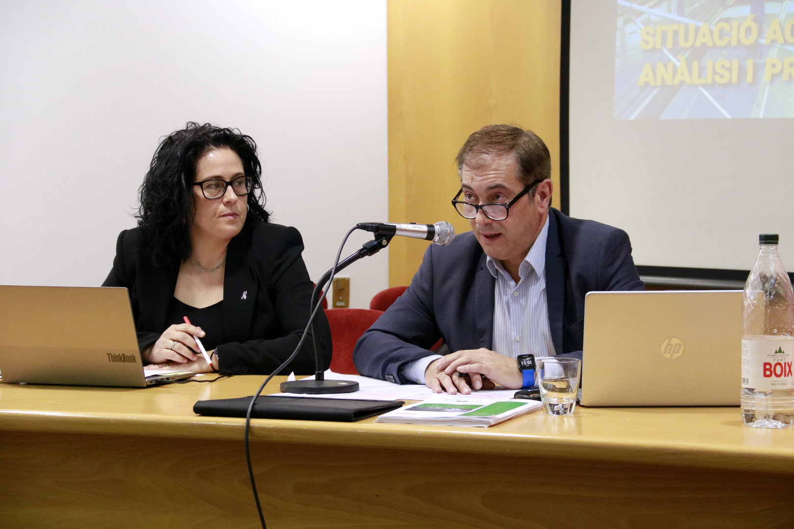 La secretària general de CCOO de Lleida, Cristina Rodríguez, i el secretari de Sostenibilitat, Medi Ambient i Mobilitat, Alberto Puivecino, a la presentació de l'informe amb propostes per augmentar el nombre de places d'Avant entre Lleida i Barcelona - Foto: Anna Berga