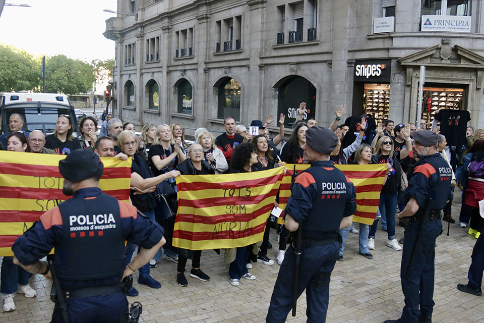 Protesta de funcionaris de presons durant el míting d'ERC a Lleida

Data de publicació: divendres 03 de maig del 2024, 20:14

Localització: Lleida

Autor: Jordi Pujolar
