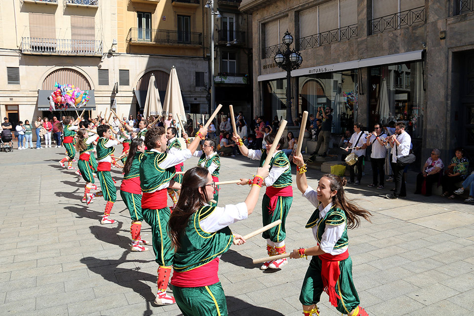 Els bastoners de Lleida durant un ball a la plaça Sant Francesc de Lleida en el marc de les Festes de Maig 2024

Data de publicació: dissabte 11 de maig del 2024, 14:38

Localització: Lleida

Autor: Alba Mor