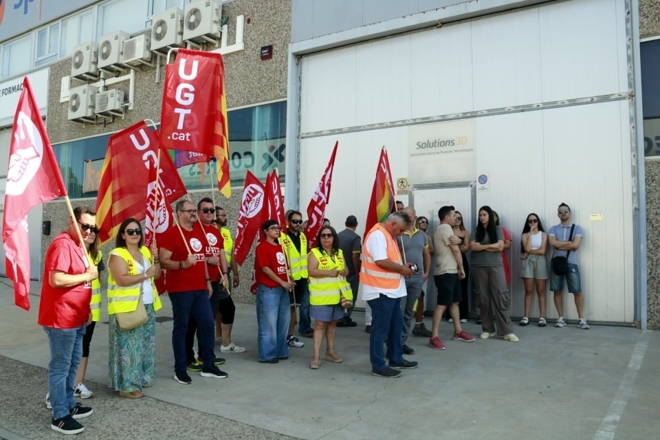 Imatge de la concentració dels treballadors Solutions 30 i representants de la UGT-FICA Terres de Lleida davant de la seu de l'empresa al polígon dels Frares. Foto: ACN