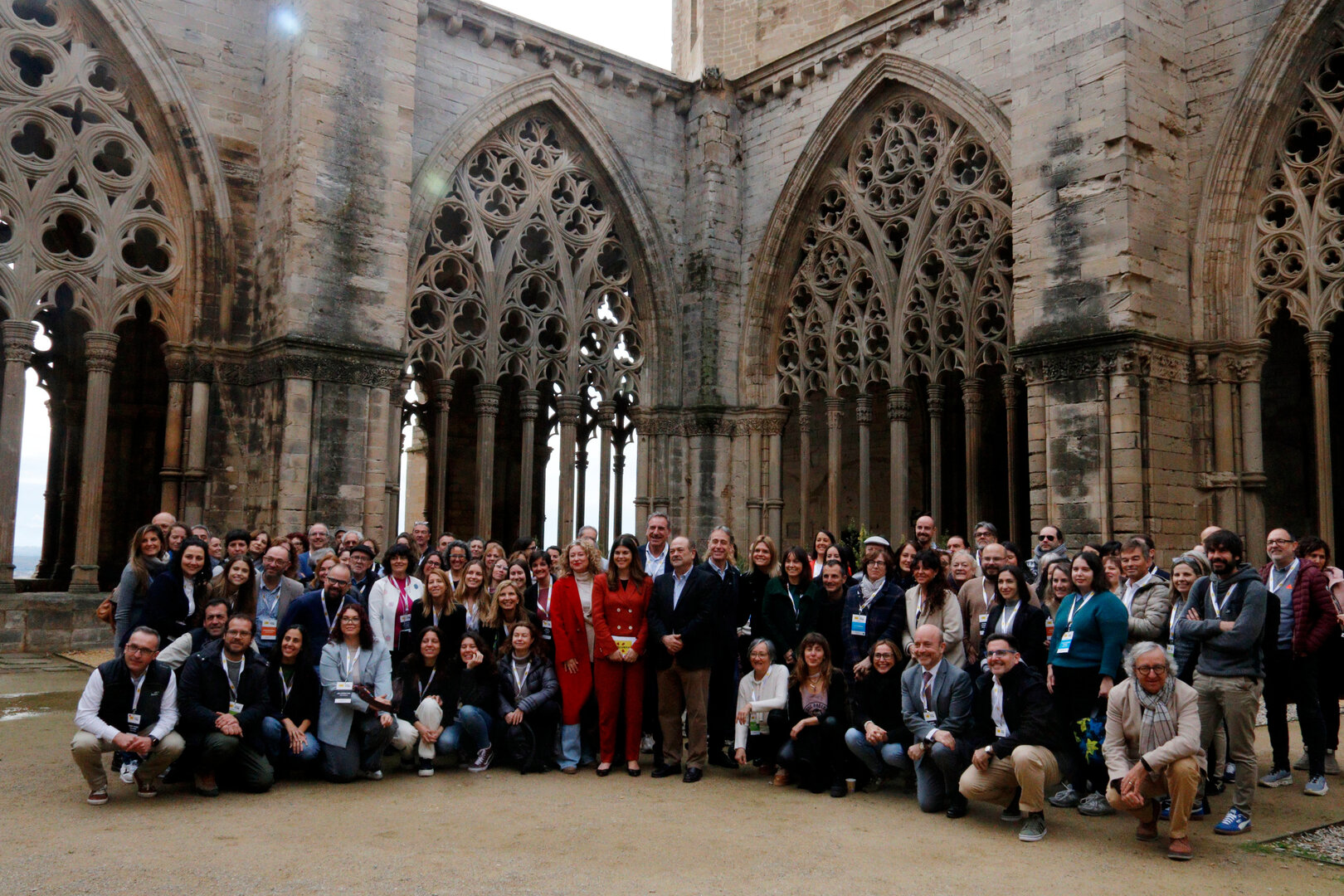 Fotografia de família dels assistents al Grand Tour de Catalunya Day per donar suport a la candidatura de la Seu Vella a Patrimoni Mundial de la Unesco. Foto: ACN
